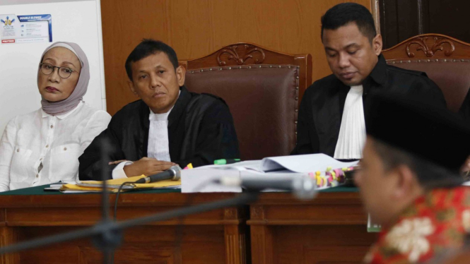 Terdakwa kasus dugaan penyebaran berita bohong atau hoaks Ratna Sarumpaet (kiri) mendengarkan kesaksian Wakil Ketua DPR Fahri Hamzah (kanan) di Pengadilan Negeri Jakarta Selatan, Selasa, 7 Mei 2019.