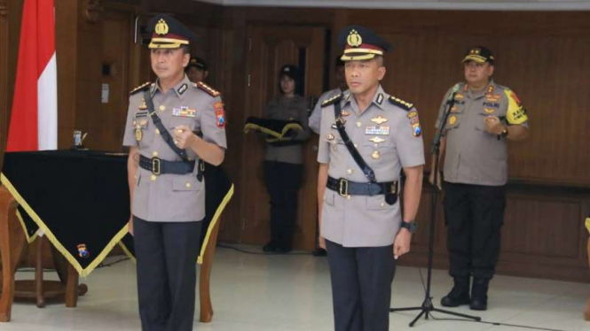 Kombes Pol Rudi Setiawan (kanan) dan Kombes Sandi Nugroho saat serah-terima jabatan kepala Polrestabes Surabaya di Markas Polda Jatim pada Selasa, 7 Mei 2019.