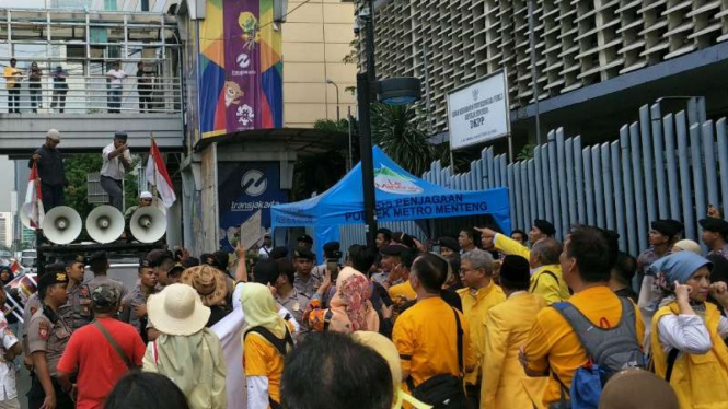 Demonstran dari UI dan Corong Rakyat saling tegang depan Bawaslu.