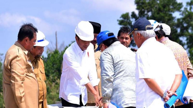 Presiden Jokowi meninjau Bukit Soeharto di Balikpapan, Kalimantan Timur