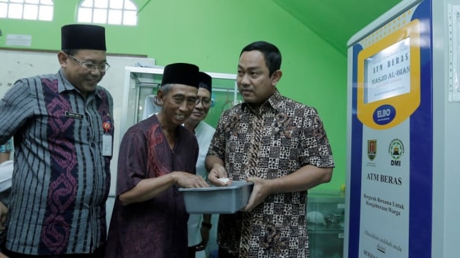 Wali Kota Semarang Hendrar Prihadi menyerahkan simbolis penyaluran ATM Beras di Masjid Al-Iman.