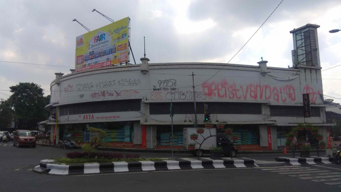 Swalayan Avia di Kota Malang menjadi korban vandalisme.