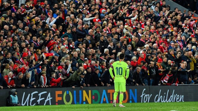 Megabintang Barcelona, Lionel Messi, tertunduk di Anfield