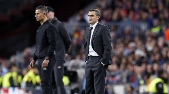 Pelatih Barcelona, Ernesto Valverde (kanan)