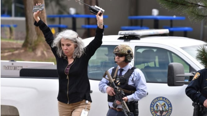Seorang guru sekolah STEM mengangkat tangannya saat aparat keamanan mengepung sekolah itu. - Getty Images