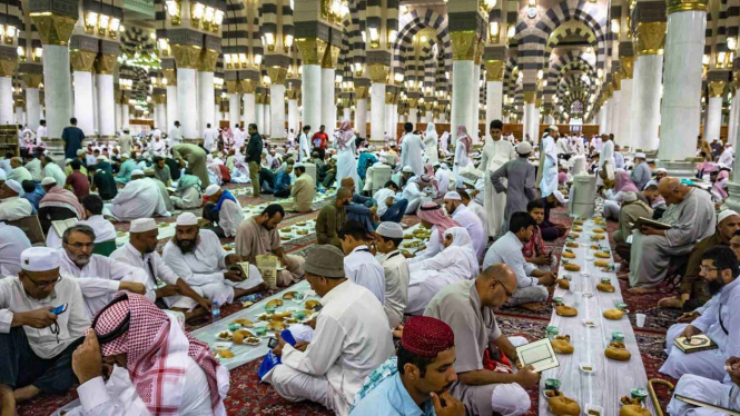 Umat Islam menanti waktu berbuka puasa dengan takjil yang dibagikan warga Madinah di Masjid Nabawi, Madinah, Arab Saudi, Selasa, 7 Mei 2019.
