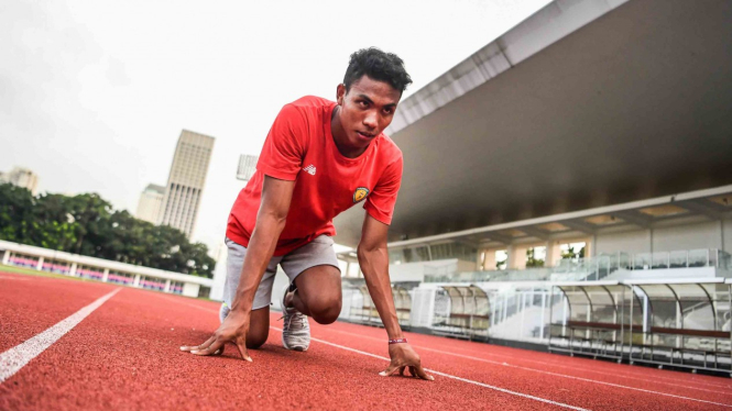 Pelari tim estafet 4x100 meter putra Indonesia Lalu Muhammad Zohri melakukan posisi start saat mengikuti latihan di Stadion Madya, Gelora Bung Karno, Selasa, 7 Mei 2019.