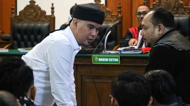 Terdakwa kasus dugaan pencemaran nama baik Ahmad Dhani Prasetyo (kiri) mengikuti sidang di Pengadilan Negeri Surabaya, Jawa Timur