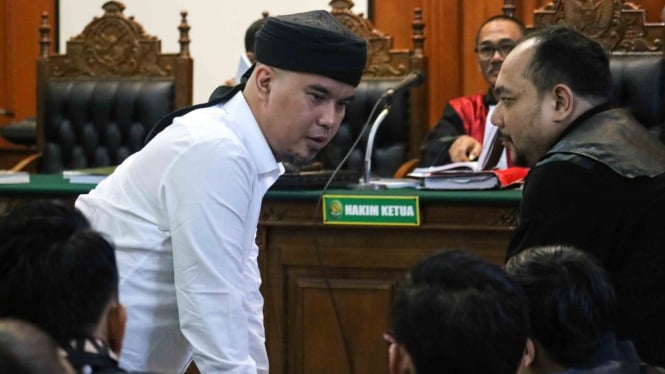 Terdakwa kasus dugaan pencemaran nama baik Ahmad Dhani Prasetyo (kiri) mengikuti sidang di Pengadilan Negeri Surabaya, Jawa Timur
