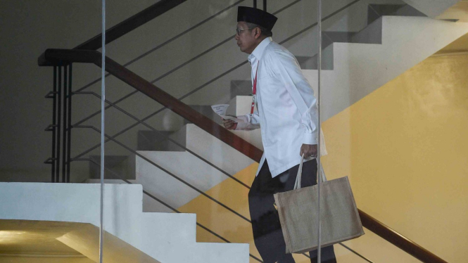 Menteri Agama Lukman Hakim Saifuddin menaiki anak tangga untuk menjalani pemeriksaan di kantor KPK, Jakarta, Rabu, 8 Mei 2019.