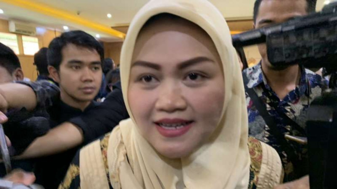 Bupati nonaktif Bekasi Neneng Hasanah Yasin usai sidang di Pengadilan Negeri Kelas 1A Khusus Bandung, Jawa Barat, Rabu, 8 Mei 2019.