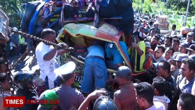 Evakuasi jasad sopir truk berlangsung dramatis, lantaran terjepit bodi yang ringsek, di Probolinggo, Jawa Timur. (FOTO: Happy L. Tuansyah/TIMES Indonesia)