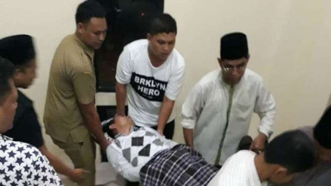 Ketua KPUD Kabupaten Bekasi, Jajang Wahyudin. saat dievakuasi ke rumah sakit.