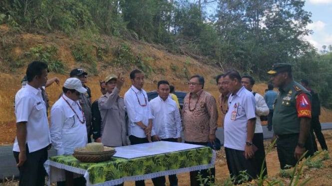 Presiden Joko Widodo saat meninjau calon ibu kota baru.