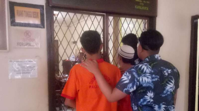Polisi mengamankan tahanan yang kabur dari rumah tahanan Polresta Palembang.