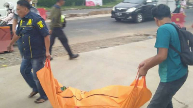Polisi Evakuasi Tiga Mayat di Sungai Kota Wisata, Bogor