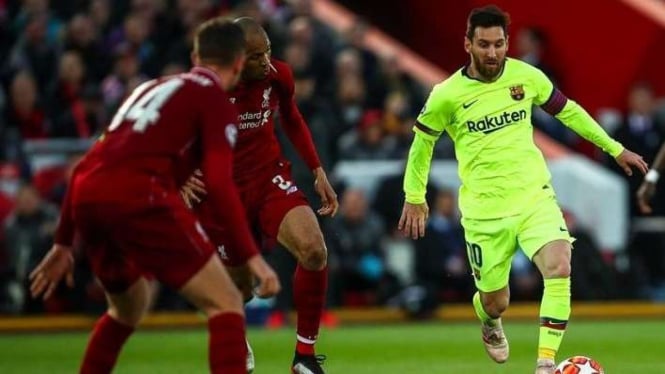 Megabintang Barcelona, Lionel Messi (kuning), dihadang 2 pemain Liverpool