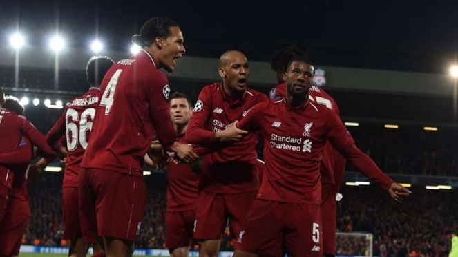 Para pemain Liverpool merayakan gol Georginio WIjnaldum (kanan)
