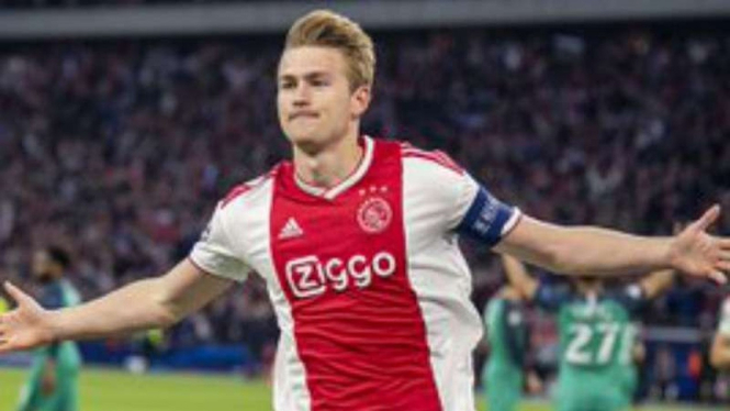 Kapten Ajax Amsterdam, Matthijs de Ligt, saat rayakan gol.