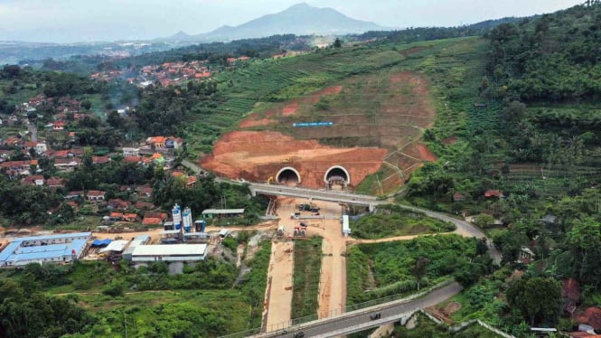 Foto udara terowongan kembar pada proyek pembangunan Jalan Tol Cileunyi-Sumedang-Dawuan (Cisumdawu) di Kabupaten Sumedang, Jawa Barat, Rabu, 8 Mei 2019.