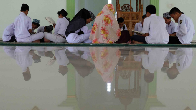 Sejumlah santri Pesantren bersama guru melaksanakan tadarus Al-Quran.