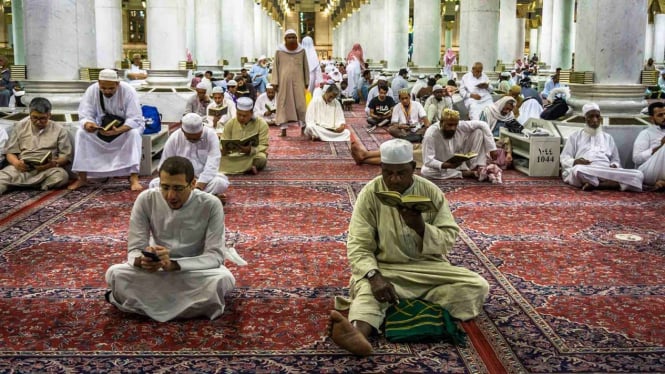 Sejumlah umat muslim bertadarus Alquran di Masjid Nabawi, Madinah, Arab Saudi, Rabu, 8 Mei 2019.