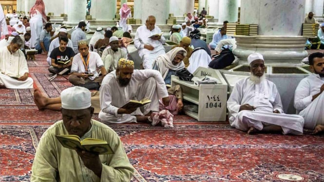Sejumlah umat muslim bertadarus Alquran di Masjid Nabawi, Madinah, Arab Saudi, Rabu, 8 Mei 2019.