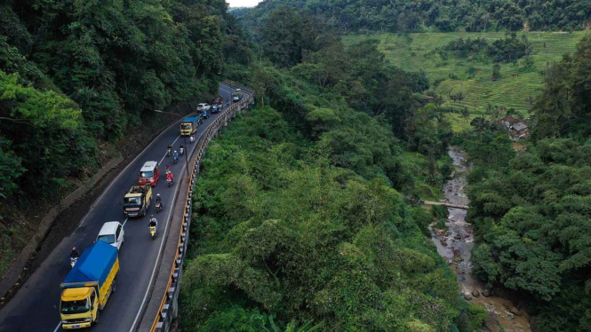 Sejumlah kendaraan melintasi Cadas Pangeran di Sumedang, Jawa Barat, Rabu, 8 Mei 2019.