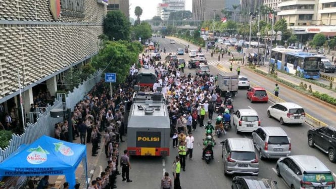 Massa dari Gerak mendatangi kantor Bawaslu, di Jalan Thamrin, Jakarta.