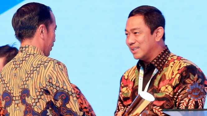 Hendrar Prihadi dan Joko Widodo di ajang Penghargaan Pembangunan Daerah 2019.