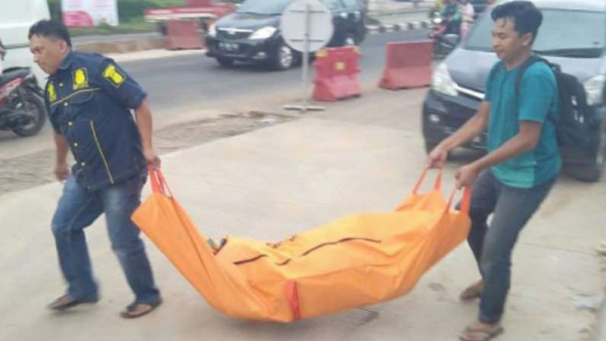 Petugas kepolisian mengevakuasi jenazah Diah Indah Suwarni.