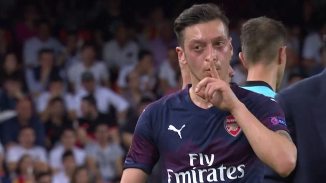 Pemain Arsenal, Mesut Oezil melakukan provokasi kepada suporter Valencia