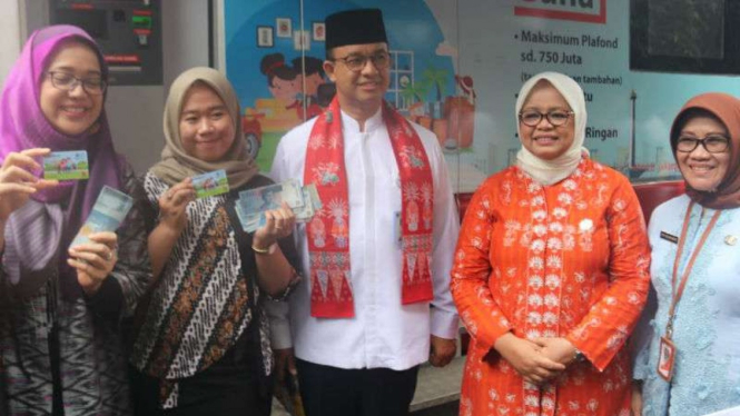 Gubernur DKI Jakarta Anies Baswedan memberikan kartu ATM Dasa Wisma.