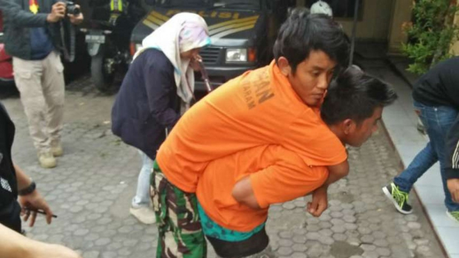 Dua dari tiga pelaku pembunuhan ibu tiri di Lombok, Nusa Tenggara Barat.