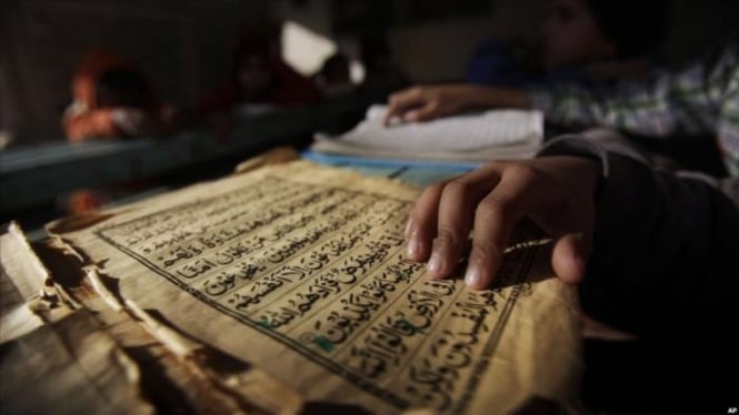 Ilustrasi membaca al Quran
