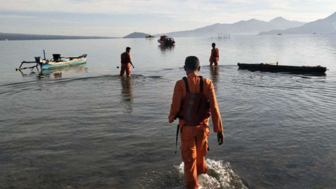 Tim SAR saat bersiap melakukan pencarian kapal tenggelam di perairan Bima