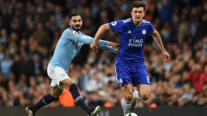 Bek Leicester City, Harry Maguire (kanan) hijrah ke Manchester United.