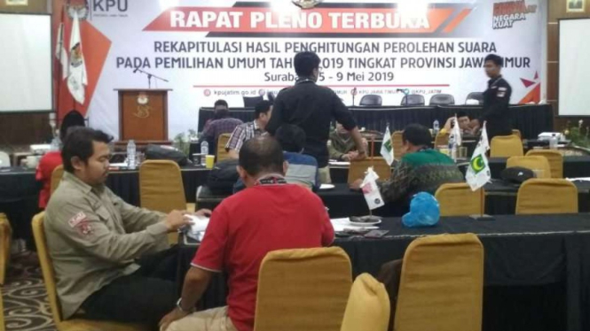 Proses penandatangan berkas rekapitulasi tingkat KPU Provinsi Jatim di Surabaya 