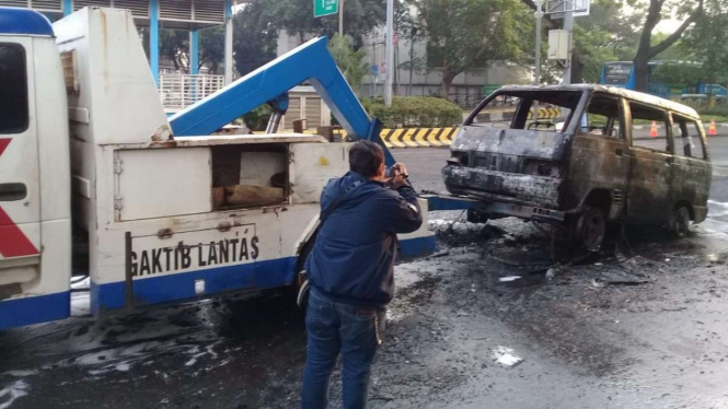 Mobil Suzuki Carry terbakar di depan Masjid Istiqlal, Minggu, 12 Mei 2019.