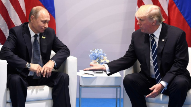 Vladimir Putin dan Donald Trump berbincang soal Venezuela.-Getty Images