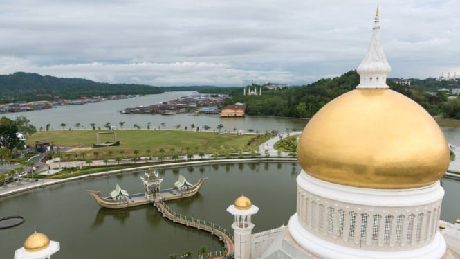 Masjid-masjid emas dengan motif-motif Arab menyambut para pengunjung yang memasuki negara kecil Brunei. - BBC