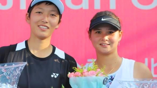 Petenis putri Indonesia, Beatrice Gumulya (kanan) sukses juarai ITF China 07A