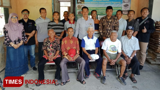 Dosen UMY foto bersama dengan Kelompok Ternak Kambing Etawa Marsudi Luhur. (FOTO: UMY/TIMES Indonesia)