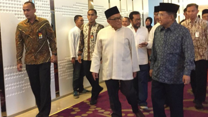 Ketua Dewan Pembina Partai Golkar Aburizal Bakrie dan Wapres Jusuf Kalla buka puasa bersama.