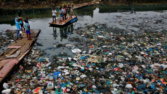Berbagai kemasan dari plastik dibuang begitu saja dan akan mengabang dalam jumlah besar di lautan dan sungat telah menjadi masalah masif di dunia.