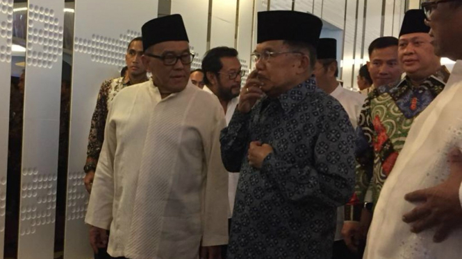 Ketua Dewan Pembina Golkar Aburizal Bakrie (kiri) dan Wapres JK saat acara buka puasa bersama di Jakarta.