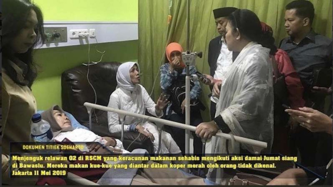 Titiek Soeharto saat mengunjungi relawan 02 yang dirawat di RSCM
