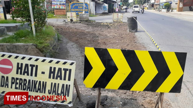 Jalan yang dalam tahap pembangunan (Foto : Rizki Alfian/TIMESIndonesia)