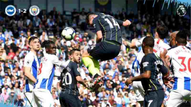 Pemain Manchester City, Aymeric Laporte jebol gawang Brighton.