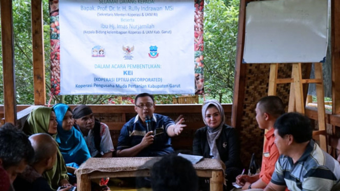 Sekretaris Kementerian Koperasi dan UKM Prof. Rully Indrawan didampingi Kepala Bagian Humas Kementerian Koerasi dan UKM Darmono serta Kepala Bidang Kelembagaan Koperasi dan UKM Kab.Garut Hj. Imas Nurjamilah pada saat sosialisasi. (Istimewa)